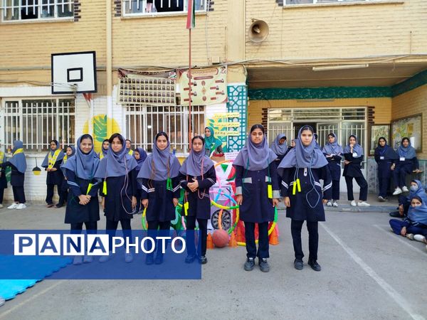 حرکات ورزشی و نمایشی در افتتاحیه المپیاد درون مدرسه‌ای