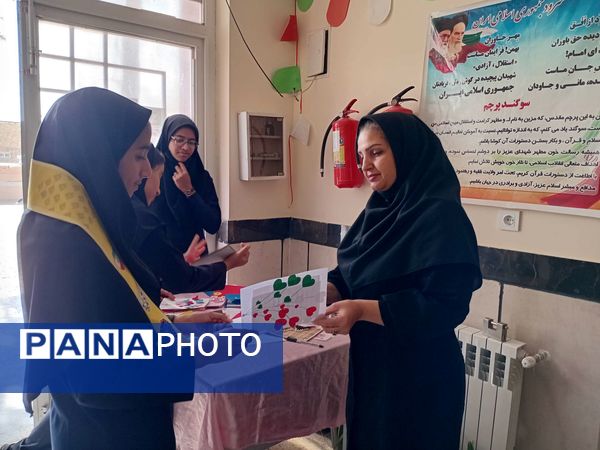 ساخت کارت پستال در هفته سلامت‌روان توسط دانش‌آموزان مدرسه مادرمهربان خلیل‌آباد