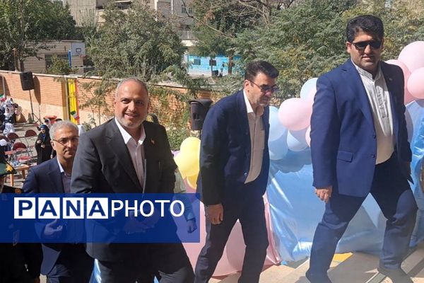 برگزاری جشن شکوفه ها با شعار توسعه عدالت برای ایران برای مدرسه در دبستان حضرت معصومه ناحیه یک شهرری