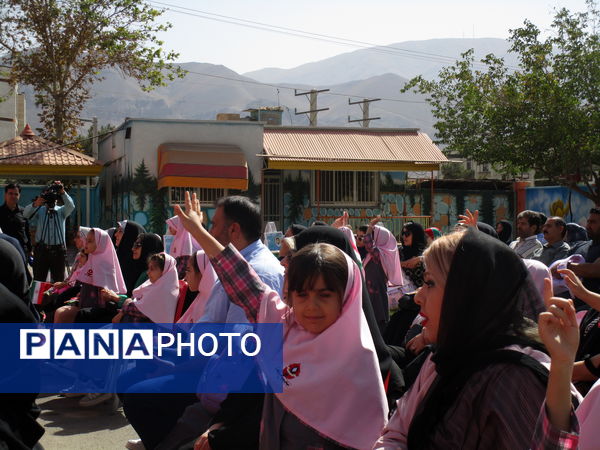 برگزاری جشن شکوفه‌ها در دبستان شاهد شهید سلطانی ناحیه یک کرج