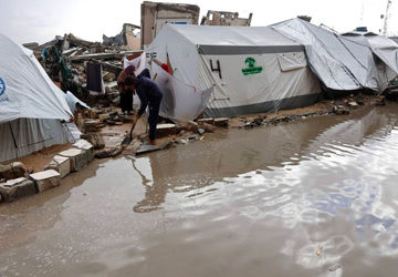 شرایط سخت ساکنان غزه زیر باران و سیل؛ فاجعه‌ای دیگر در کمین است