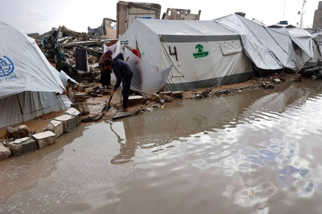 شرایط سخت ساکنان غزه زیر باران و سیل؛ فاجعه‌ای دیگر در کمین است