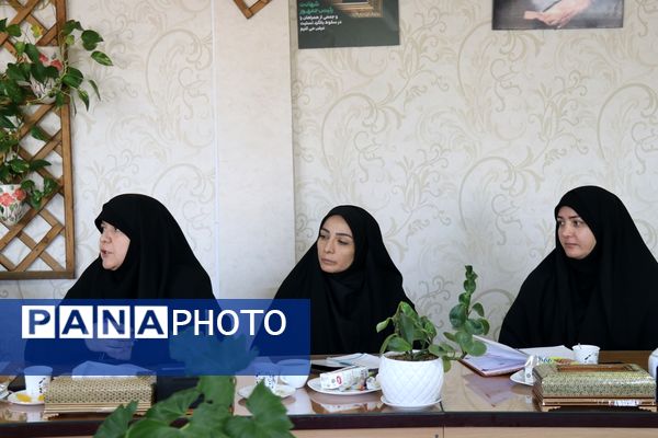 نشست هم‌اندیشی معاونت پرورشی و فرهنگی اداره‌کل آموزش و پرورش با ناحیه 4 مشهد