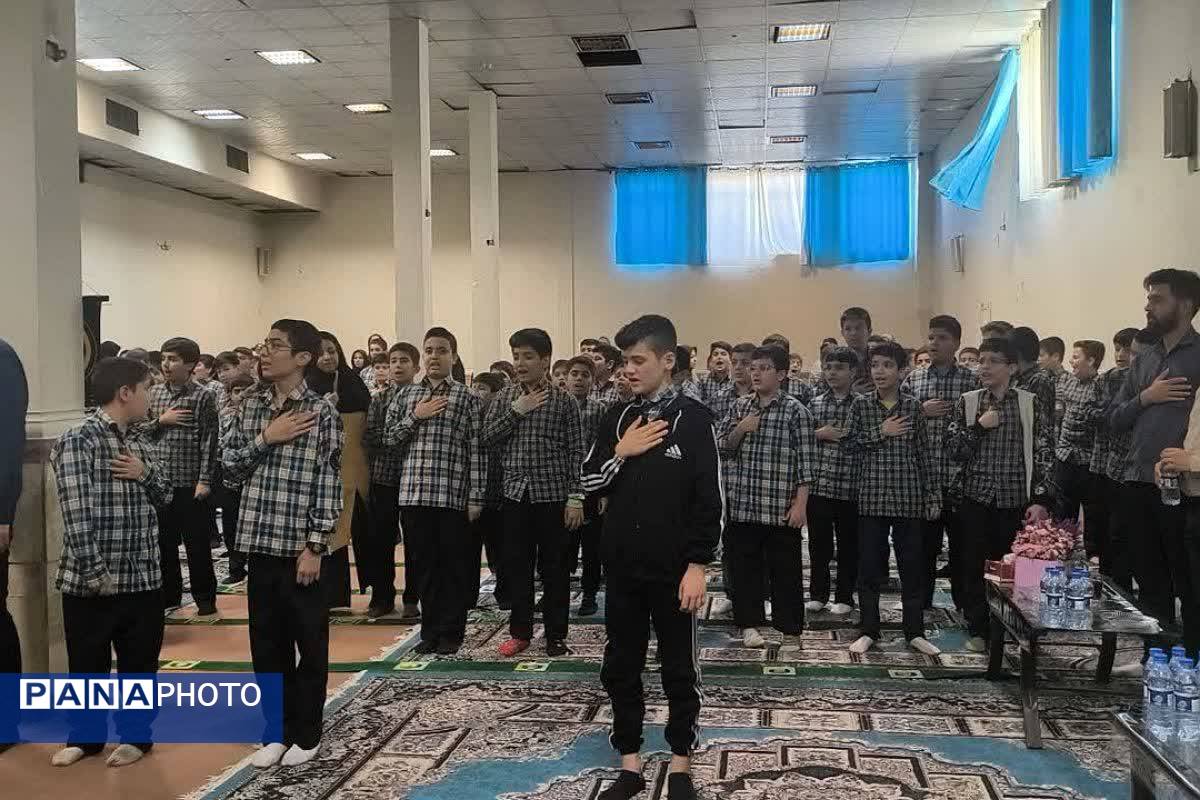 طنینِ نیایش در مدرسه