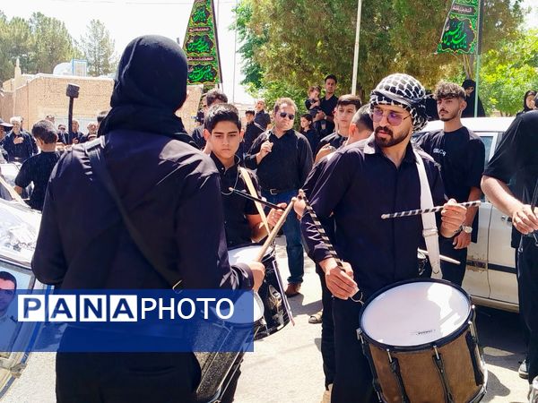 حماسه زنجیرزنی در فدافن؛ عزاداری دهه اول محرم با حضور پرشور جوانان
