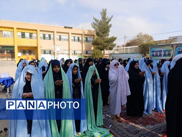 اقامه نماز باران در مدرسه شاهد قدسیان