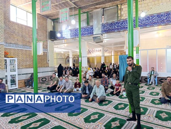 اهدای هدایای متبرک به نمازگزاران سفیددشت