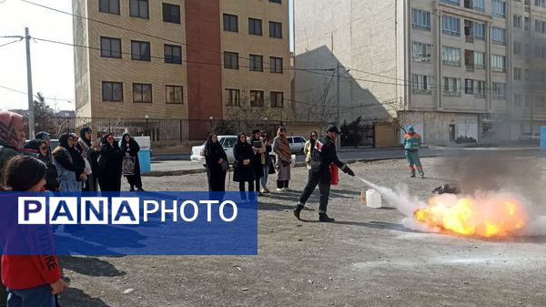 آموزش اطفای حریق به داوطلبان دوام ثامن منطقه ۱۲ مشهد