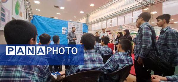 بازدید دانش‌آموزان مدرسه شهدای مدافع حرم از نمایشگاه کارنمای تحول هنرستان‌های شهر تهران