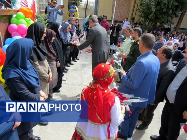 نواختن زنگ اول مهر در مدرسه شهدا فرهنگی 