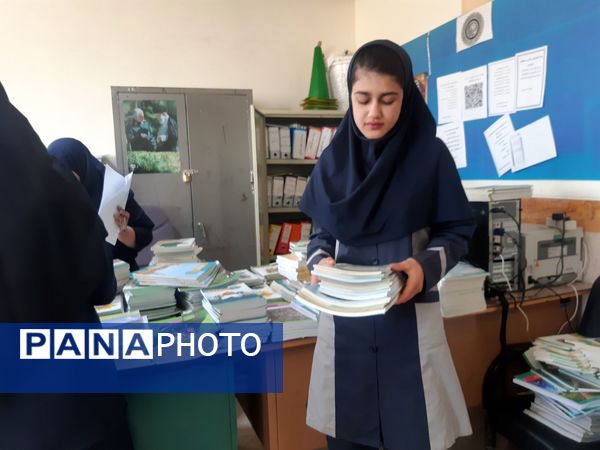 آغاز توزیع کتاب‌های درسی در مدرسه خدیجه کبری زاغه