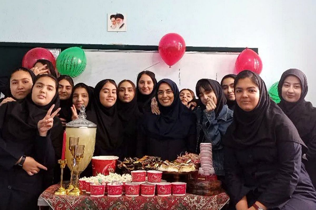 عکس یادگاری کلاس دوازدهم تجربی مدرسه حجاب