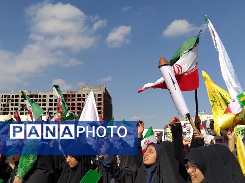  راهپیمایی  روز دانش آموز در مشهد با قلب هایی از جنس عزای حضرت فاطمه (س)