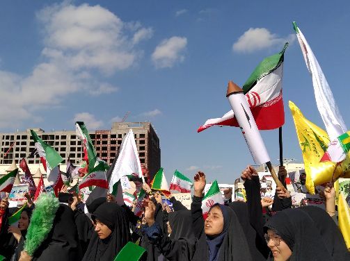  راهپیمایی  روز دانش آموز در مشهد با قلب هایی از جنس عزای حضرت فاطمه (س)