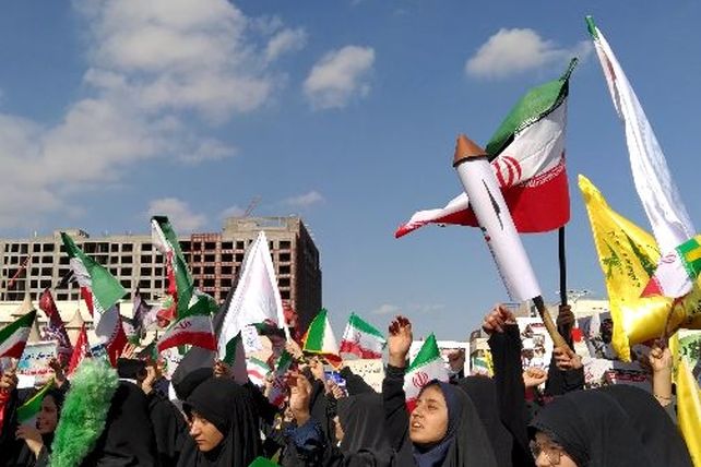  راهپیمایی  روز دانش آموز در مشهد با قلب هایی از جنس عزای حضرت فاطمه (س)