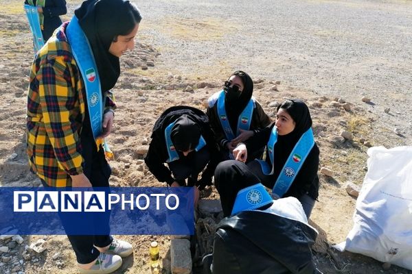 جشن انقلاب در دبیرستان حضرت فاطمه (س) و هنرستان عفاف، شهر تیتکانلو