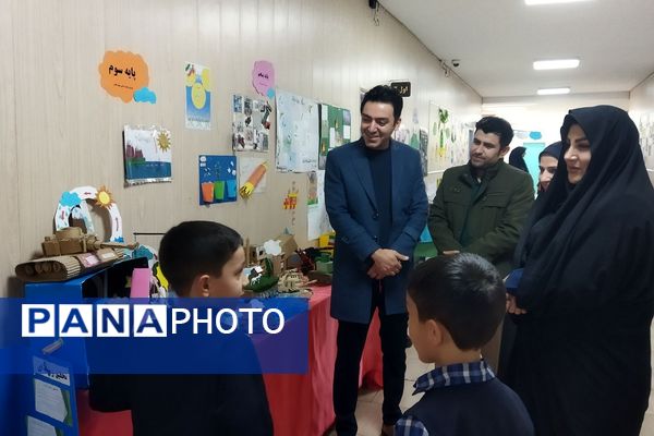 بازدید کارشناس پژوهش ناحیه دو شهرری از نمایشگاه پژوهش دبستان قلنبر