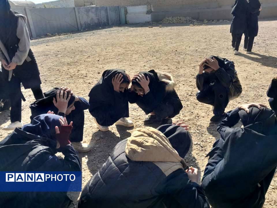 مانور زلزله در دبیرستان مادرمهربان خلیل آباد
