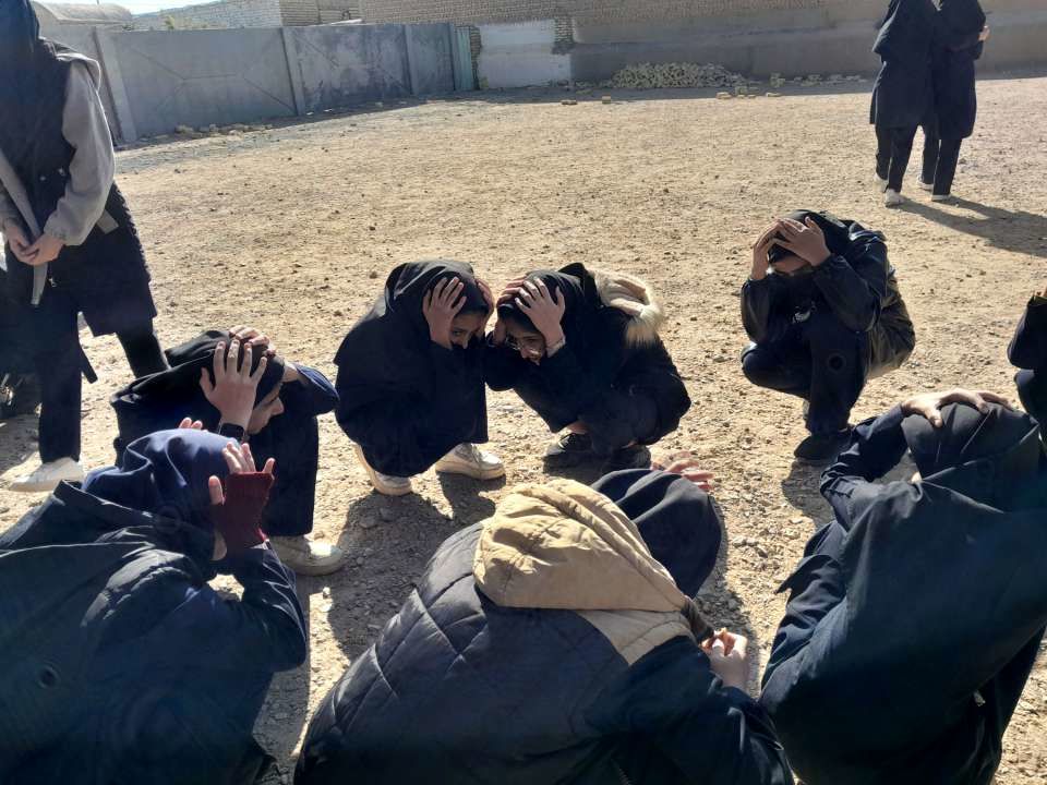 مانور زلزله در دبیرستان مادرمهربان خلیل آباد