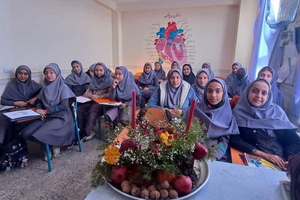 شب یلدا بهانه‌ای برای همدلی و پاسداشت فرهنگ ایرانی در دبیرستان والدین آناخاتون بود