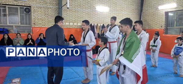 مراسم تجلیل قهرمانان تکواندوی استان خراسان رضوی از باشگاه دلاوران در کاشمر