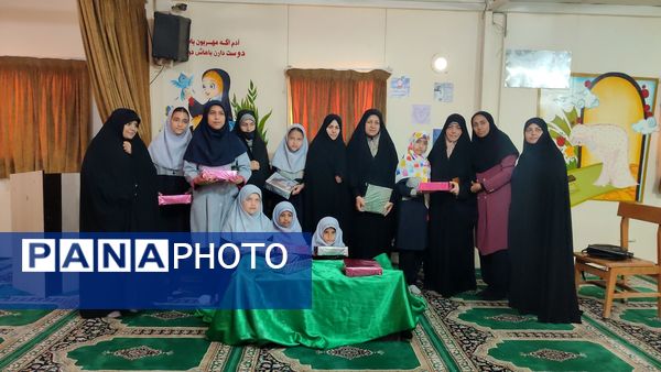تقدیر از دانش آموزان فعال و تکریم همسر و فرزندان شهدای دبستان شاهد حاج تقی آقا بزرگ مشهد