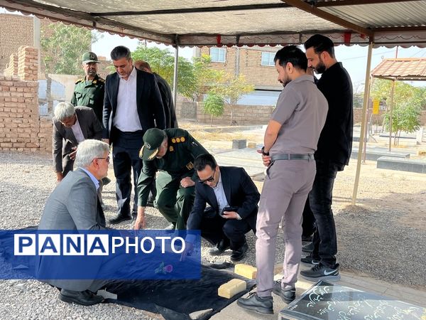 بازدید و غبار روبی مسئولین از مزار شهدای روستای دهنو خلیل آباد 