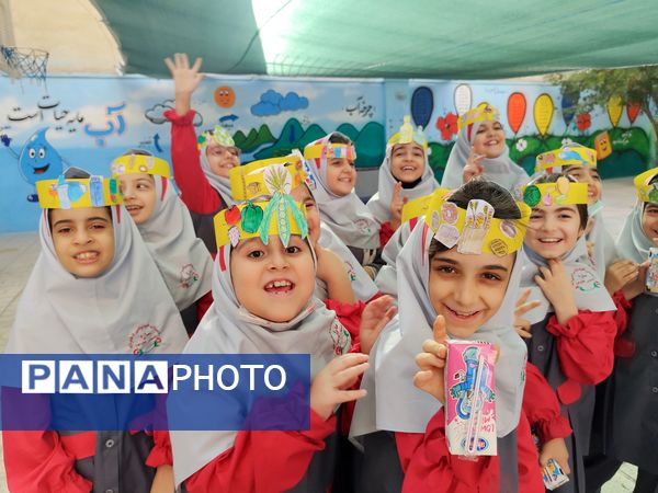 نواختن زنگ شیر در دبستان سارا شهرستان ملارد به‌مناسبت روز جهانی پوکی استخوان