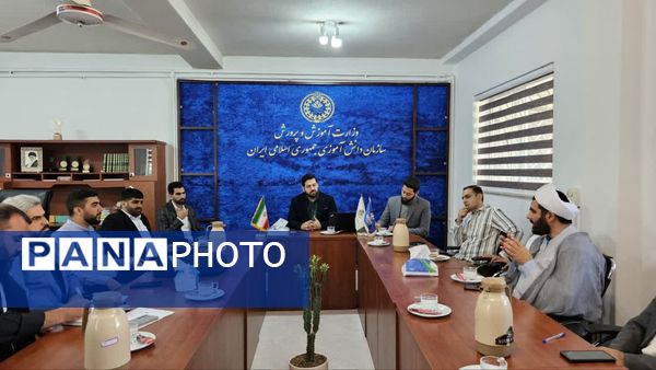 جلسه هماندیشی رئیس سازمان دانشآموزی استان با مدیران مدرسه