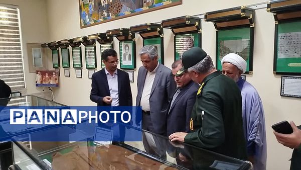 بازدید فرماندار کاشمر از موزه دفاع مقدس در زیارتگاه شهید مدرس(ره)