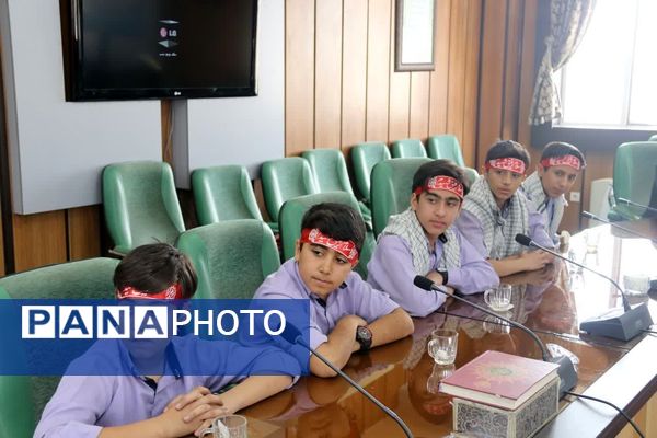 دیدار جمعی از دانش‌آموزان اشکذری و مسئولان آموزش و پرورش با فرمانده سپاه الغدیر 