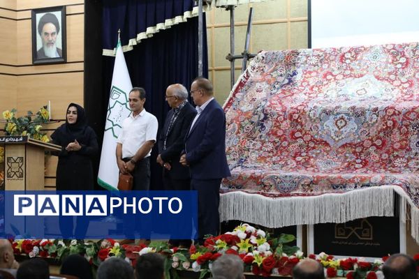 رونمایی از نخستین فرش صادراتی شهریار در اولین همایش بزرگ اندیشه
