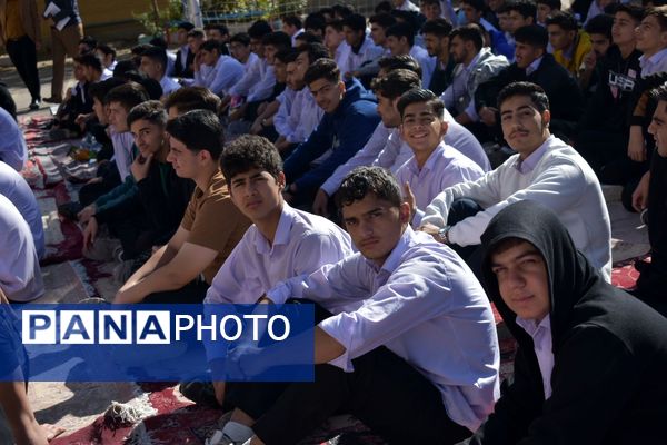 جشن روز دانش‌آموز در دبیرستان امام خمینی (ره) با حضور مسئولان، ورزشکاران و هنرمندان برگزار شد