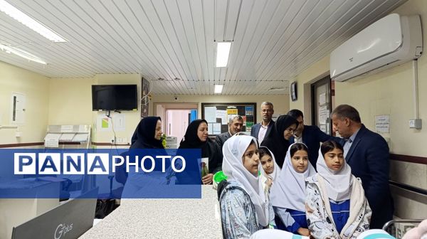 اهدای گل توسط دانش‌آموزان به پرستاران به مناسبت روز پرستار 