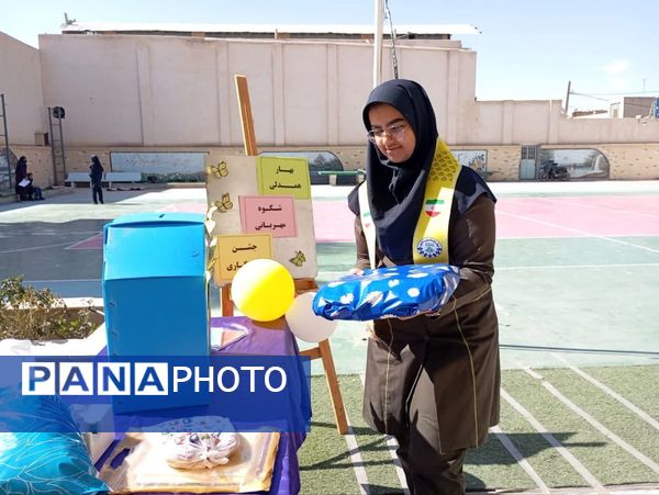 برگزاری بهار همدلی شکوه مهربانی جشن نیکوکاری در دبیرستان عفت