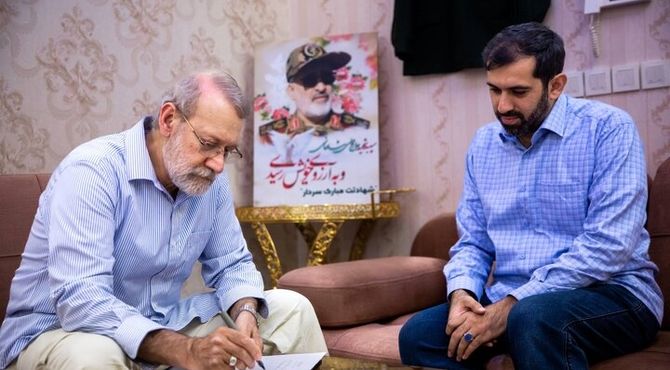 لاریجانی به دیدار خانواده‌های شهیدان محرابی و شادمانی رفت