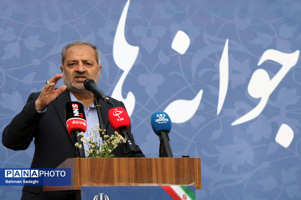 از ایران جان‌مان ‌با تمام وجود‌ در همه عرصه‌ها دفاع کنیم/ دانش‌آموزان برای ارتقای توانمندی‌های ایران تلاش کنند