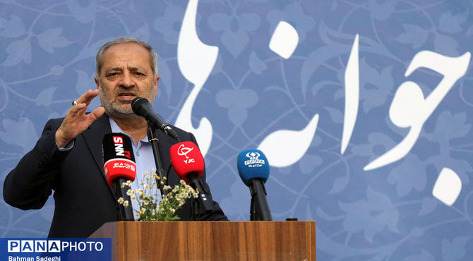 از ایران جان‌مان ‌با تمام وجود‌ در همه عرصه‌ها دفاع کنیم/ دانش‌آموزان برای ارتقای توانمندی‌های ایران تلاش کنند