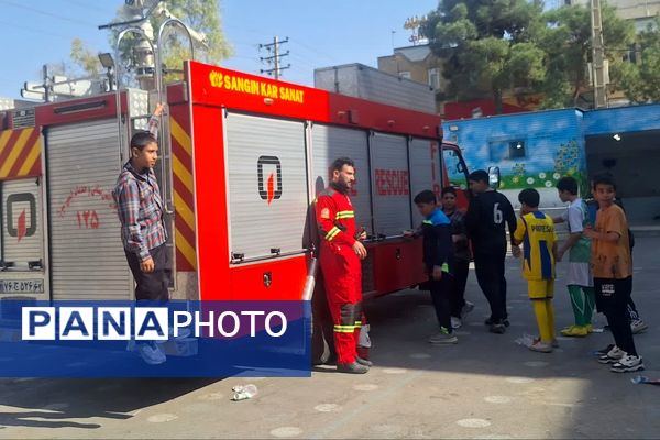 آموزش توسط آتش‌نشانان در دبستان معارف ۶