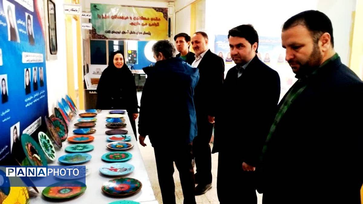 نمایشگاه  دستاوردهای علمی و تحقیقاتی دانش‌آموزان کلات