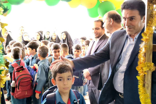 آیین نمادین زنگ آغاز سال تحصیلی جدید در دبستان پسرانه احمد شیشه‌بری یزد برگزار شد