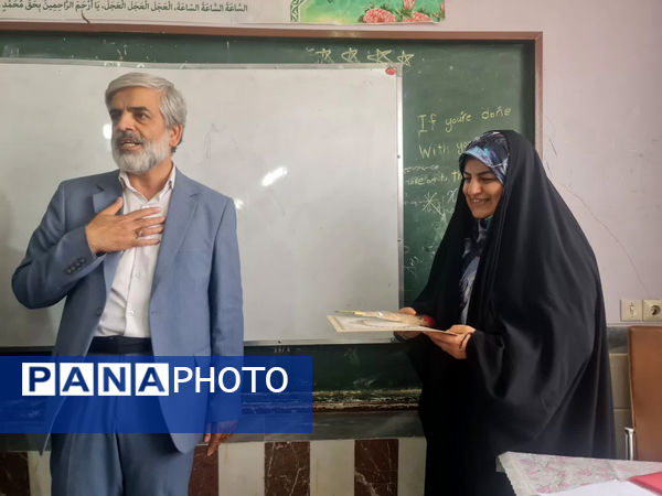 تقدیر مدیر آموزش و پرورش ناحیه 2 قم از معلمان دبیرستان سید احمد فاتحی یک 