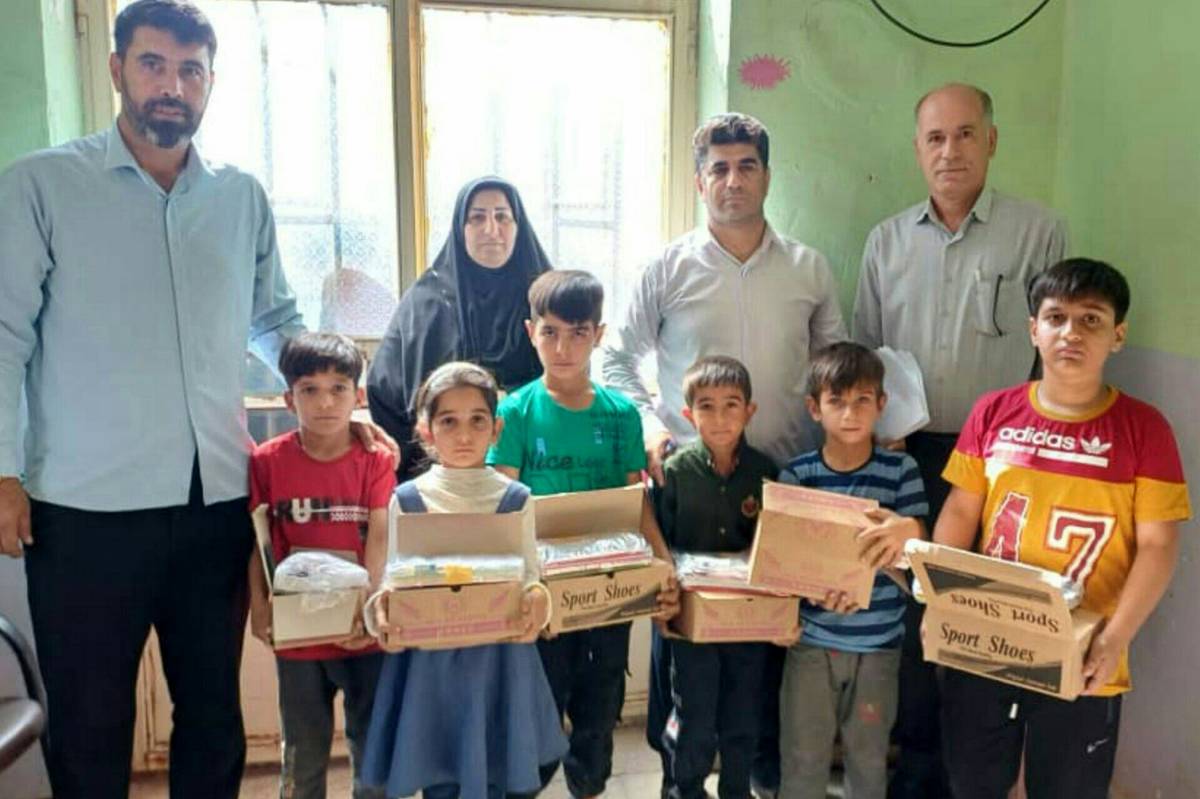 امید به مدارس عشایری؛لوازمالتحریر و پوشاک میان دانشآموزان میانکوه شرقی توزیع شد