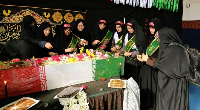 مراسم بزرگداشت شهید گمنام «قهرمانی ناآشنا» در دبیرستان احمدی روشن فردیس