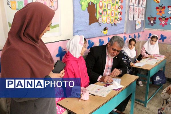 هم‌اندیشی مدیر و معلمان"دبستان گل‌های بهشت" فیروزکوه