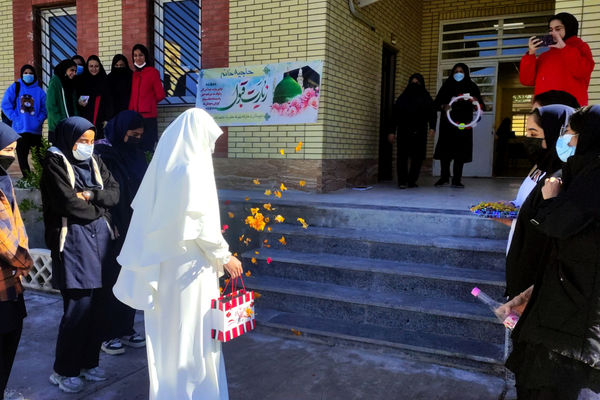 بازگشت معنوی دانش‌آموز حاجی‌آبادی از سفر پرفیض حج