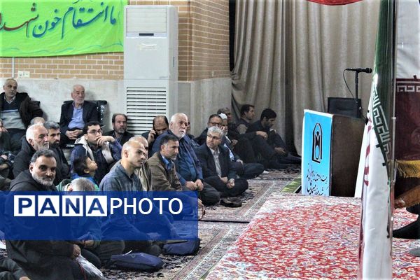 استقبال نوجوانان از غرفه‌های یادواره شهدای مسجد جامع قم