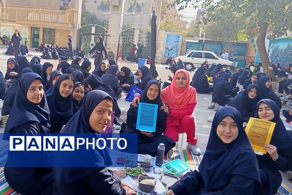 برگزاری نمایشگاه و مراسم صبحانه سلامت به مناسبت هفته تربیت بدنی در دبیرستان راضیه شکرایی ناحیه دو شهرری 