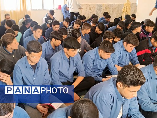 زمزمه‌های عاشورایی دانش‌آموزان در نمازخانه هنرستان شیخ‌الرئیس