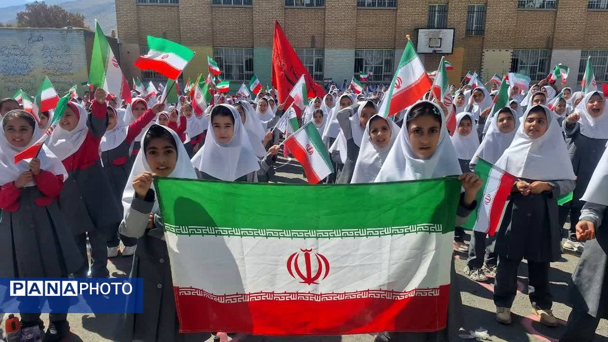 یک پرچم، یک نقشه، یک صدا: همبستگی و عشق به وطن در مدرسه پروین اعتصامی شازند